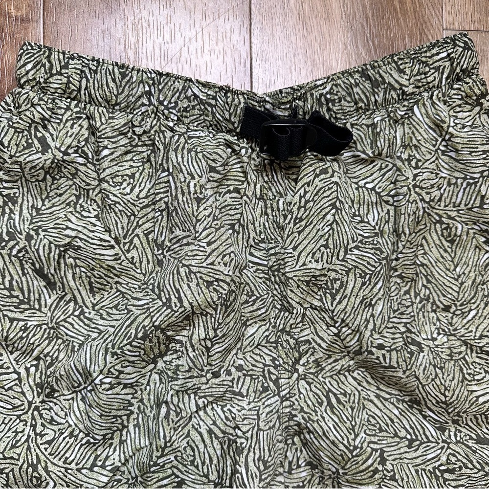 Columbia Forest Green Shorts Size Medium - Picture 2 of 12